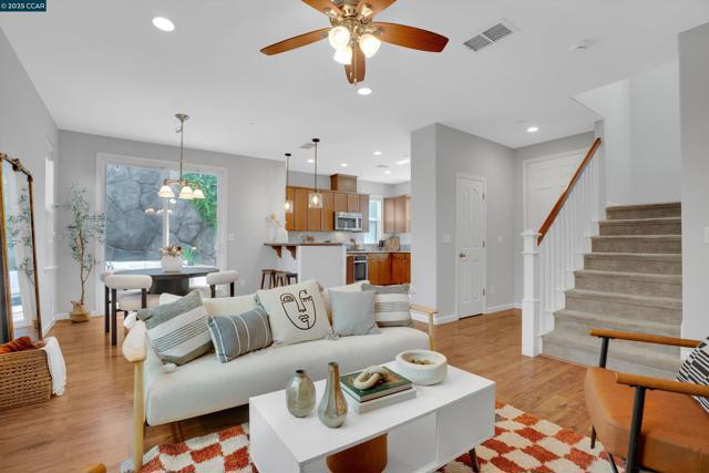 218 Ladybug Ln, Martinez CA: https://media.crmls.org/mediaz/3b4a9882-501c-461c-a19d-12fba709fef5.jpg