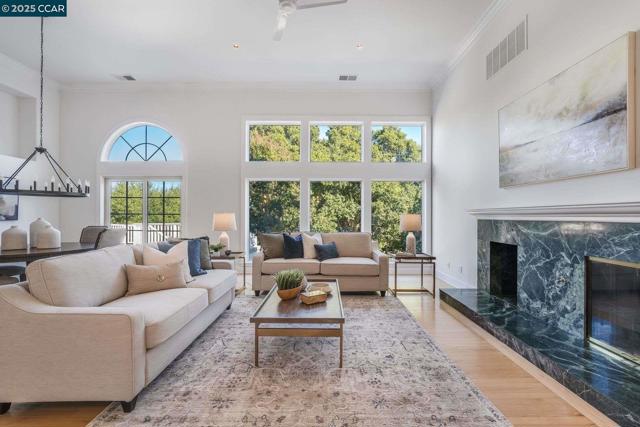 33 Altamount Drive, Orinda CA: https://media.crmls.org/mediaz/3b4af582-4e0d-47f5-aefa-72e5fadec3c8.jpg