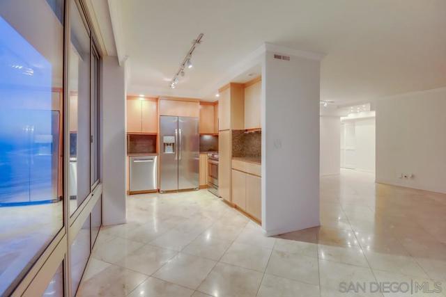 1720 Avenida Del Mundo, Coronado CA: https://media.crmls.org/mediaz/3b4b29b1-de8d-4b93-aac4-673503808a63.jpg