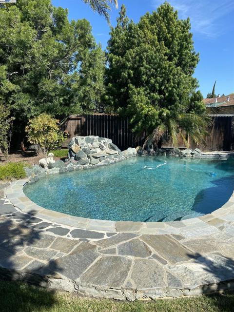 5186 Greenmeadow Dr, Concord CA: https://media.crmls.org/mediaz/3b4bf05b-12cc-4195-b77e-49e2ad3992e1.jpg