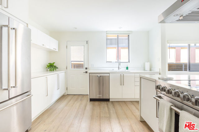 1823 N Fuller Avenue, Los Angeles CA: https://media.crmls.org/mediaz/3b4c6ad4-5368-4861-a70b-ef85271e9f84.jpg