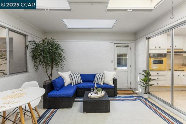 1833 Skycrest Dr, Walnut Creek CA: https://media.crmls.org/mediaz/3b4cb6da-f245-4b65-9b9c-8eeb530eeec2.jpg