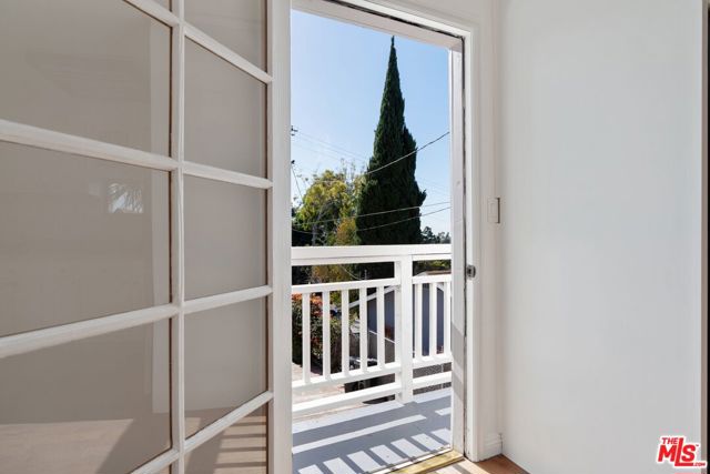 4011 1/2 Sunset Drive, Los Angeles CA: https://media.crmls.org/mediaz/3b4f3f7f-e987-4898-a296-50052aa27858.jpg
