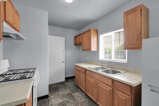 378 Park St, San Leandro CA: https://media.crmls.org/mediaz/3b4fce77-0d96-4bfd-a931-1d27e642062d.jpg