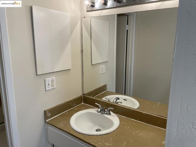 6 Captain DR, Emeryville CA: https://media.crmls.org/mediaz/3b506efe-865a-4488-8090-8ea3568f5a29.jpg