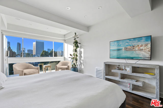 2220 Avenue Of The Stars, Los Angeles CA: https://media.crmls.org/mediaz/3b50a1e4-1aa4-4230-90e1-64f36d55d553.jpg