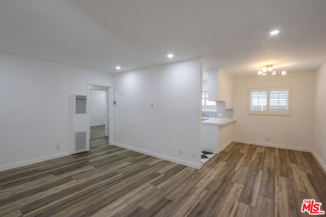 12942 Moorpark Street, Studio City CA: https://media.crmls.org/mediaz/3b51aa46-75e1-4283-a46f-1e9400c962b1.jpg