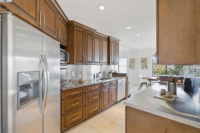 3 Commodore Dr, Emeryville CA: https://media.crmls.org/mediaz/3b51c071-aca8-442c-94de-3c509c252f9d.jpg