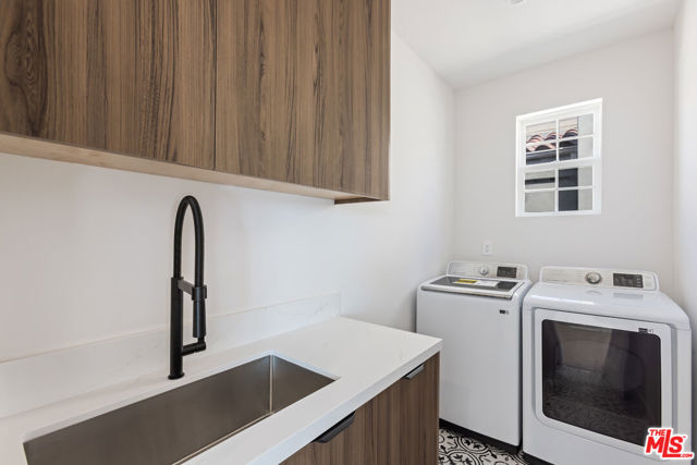 908 Rosecrans Avenue, Manhattan Beach CA: https://media.crmls.org/mediaz/3b521737-0d2f-41cc-903d-3e3e461719fe.jpg