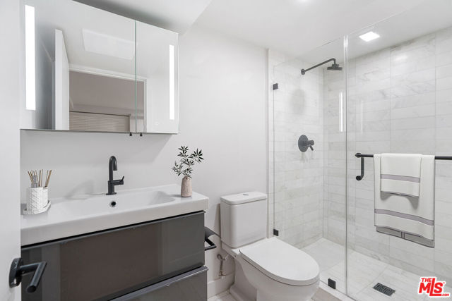 12320 MONTANA Avenue, Los Angeles CA: https://media.crmls.org/mediaz/3b526adc-81df-498c-a7e3-189d5892a97a.jpg