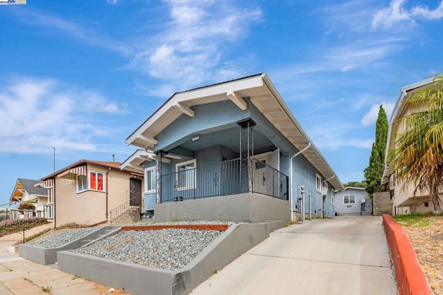 5444 Bancroft, Oakland CA: https://media.crmls.org/mediaz/3b52e434-cf8c-47e0-ac1d-279fbf7fcd1c.jpg