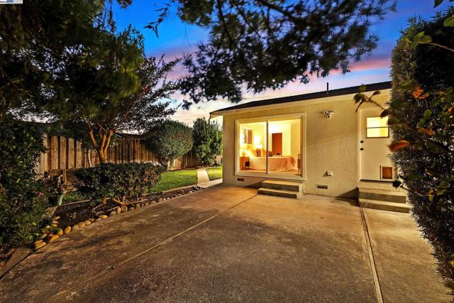 35629 Dee Pl, Fremont CA: https://media.crmls.org/mediaz/3b52f7ab-83cf-410e-b5aa-1b4292237d20.jpg