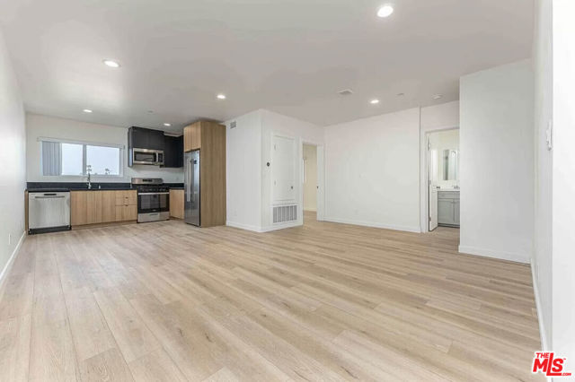 2103 S Burnside Avenue, Los Angeles CA: https://media.crmls.org/mediaz/3b542c9d-858c-427d-90c4-2de7819e217b.jpg