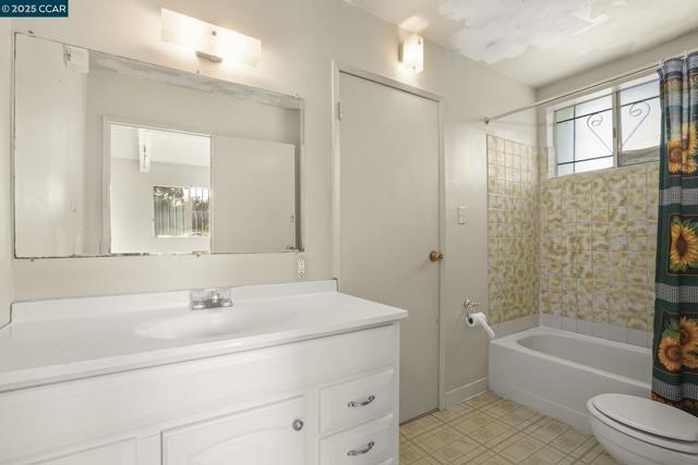 717 Payne Ct, Richmond CA: https://media.crmls.org/mediaz/3b54723c-3d83-4ede-b893-2ba0e2ac1a21.jpg