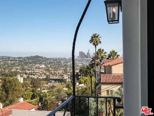 4733 Bonvue Avenue, Los Angeles CA: https://media.crmls.org/mediaz/3b54929f-af42-4c3e-9c68-3701cdf5f9f5.jpg