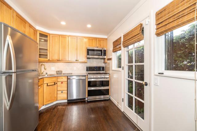 875 Broadway, Belmont CA: https://media.crmls.org/mediaz/3b549f1c-c435-446a-b052-f34c1e34e255.jpg