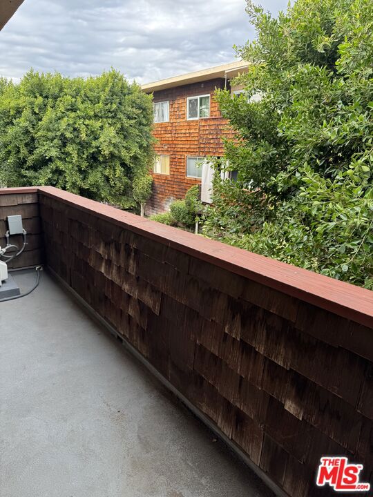 5400 Newcastle Avenue, Encino CA: https://media.crmls.org/mediaz/3b54f524-c529-4444-9ec9-dd81cd13c165.jpg