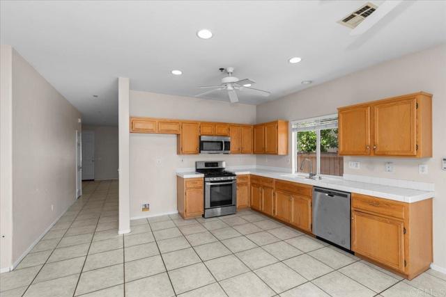 Detail Gallery Image 10 of 24 For 1380 Corte Bagalso, San Marcos,  CA 92069 - 3 Beds | 2 Baths