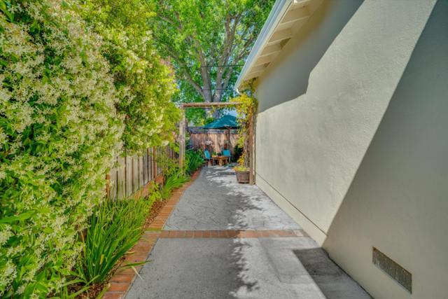 1583 Mitchell Way, Redwood City CA: https://media.crmls.org/mediaz/3b5554fd-dd93-432d-85b7-78d32c583210.jpg