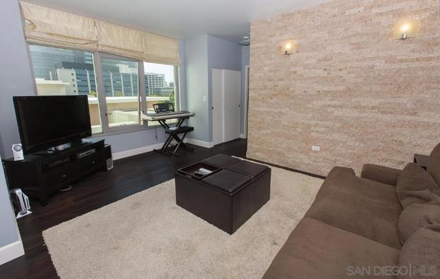 425 W Beech St, San Diego CA: https://media.crmls.org/mediaz/3b565f8a-be5c-4a65-ad91-9b7692ad2552.jpg