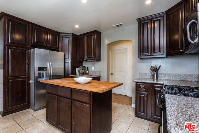 4504 Maplewood Avenue, Los Angeles CA: https://media.crmls.org/mediaz/3b577f36-6685-4f85-adef-4a78677c70e6.jpg