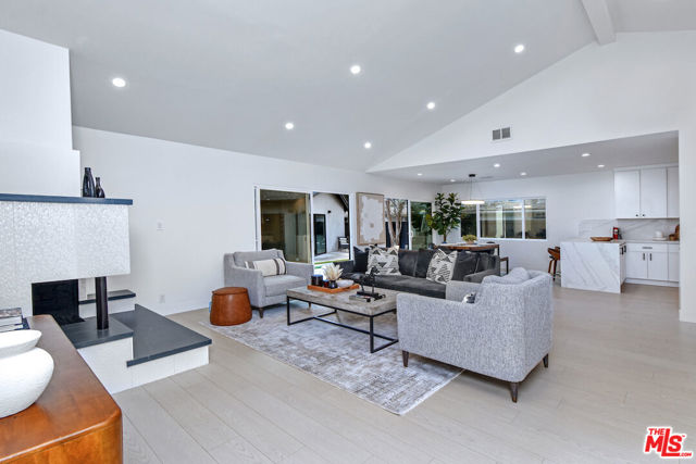 4512 Libbit Avenue, Encino CA: https://media.crmls.org/mediaz/3b57b680-b92d-468d-9890-51ce63a6b505.jpg
