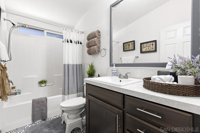 4027 Sumac Summit, Fallbrook CA: https://media.crmls.org/mediaz/3b58826d-77e1-4ccc-823d-8a47e53789c6.jpg