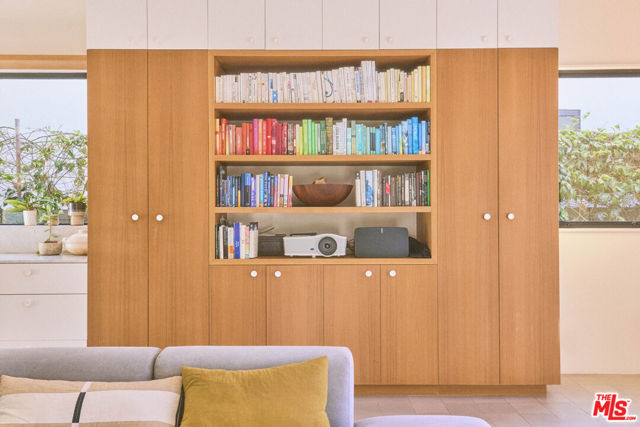 906 Superba Avenue, Venice CA: https://media.crmls.org/mediaz/3b588428-9bed-4937-85c4-23ffe29fd74e.jpg