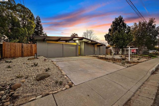 4004 Salem St, Concord CA: https://media.crmls.org/mediaz/3b58a2d8-f993-484f-a2e3-b75e4639b1ae.jpg