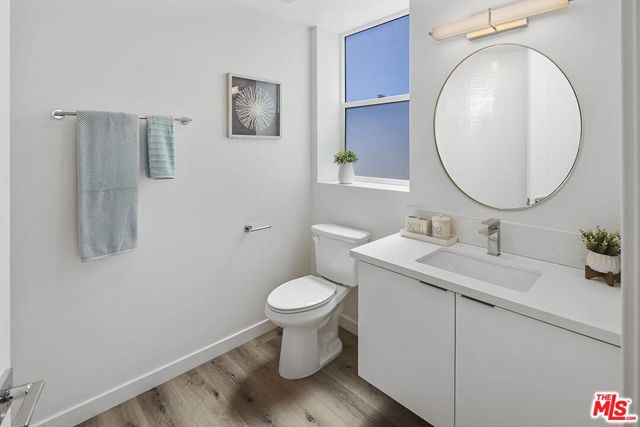 2783 Francis Avenue, Los Angeles CA: https://media.crmls.org/mediaz/3b5a2409-96ad-4d7f-809d-85aac1dc20b5.jpg