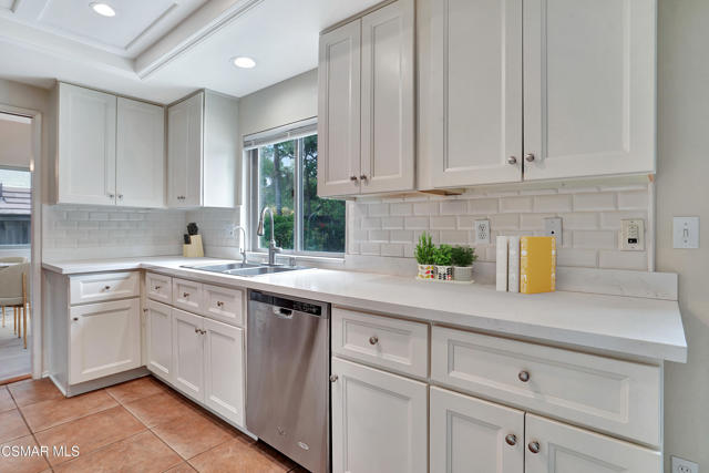 48 Herringbone Court, Newbury Park CA: https://media.crmls.org/mediaz/3b5a414d-184e-4ff3-931f-33865a04c253.jpg