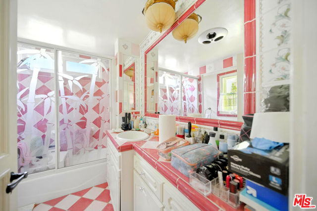 602 N Crescent Drive, Beverly Hills CA: https://media.crmls.org/mediaz/3b5a72e6-36fa-4e27-a2af-3cf1e9ea9ebe.jpg