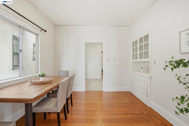 1424 Hampel St, Oakland CA: https://media.crmls.org/mediaz/3b5bdd92-26f7-47af-b326-57a0e42339fc.jpg