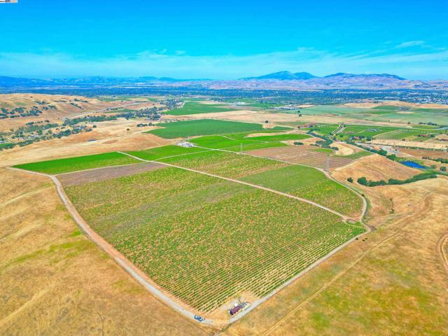 5625 Greenville Rd, Livermore CA: https://media.crmls.org/mediaz/3b5c7d28-f667-45f5-a586-4eff2aef666f.jpg