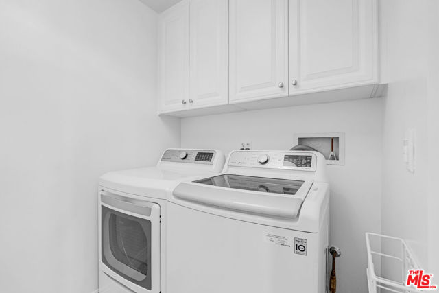 143 N Arnaz Drive, Beverly Hills CA: https://media.crmls.org/mediaz/3b5ca082-c0b3-45d3-a111-d65448c501e7.jpg