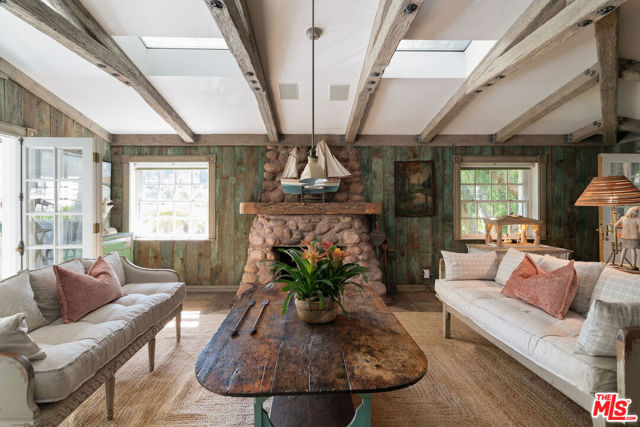 2020 Coldwater Canyon Drive, Beverly Hills CA: https://media.crmls.org/mediaz/3b5d37d3-04db-4a37-8f3f-64df295e83a6.jpg