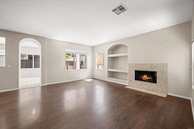 Detail Gallery Image 5 of 39 For 638 Sumner Way #2,  Oceanside,  CA 92058 - 4 Beds | 2/1 Baths
