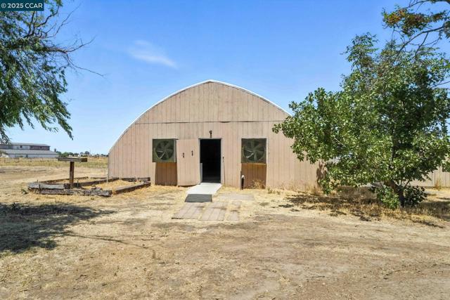 1950 Tule Ln, Knightsen CA: https://media.crmls.org/mediaz/3b5e2267-dcbc-448f-829f-1d6380cd4b53.jpg