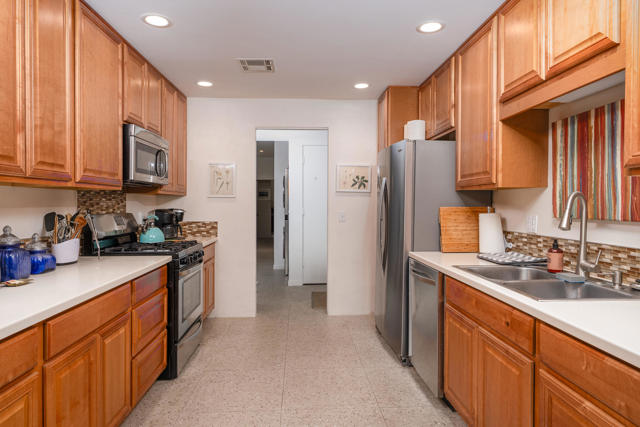 Image 10 of 50 For 527 Desert Lakes Drive