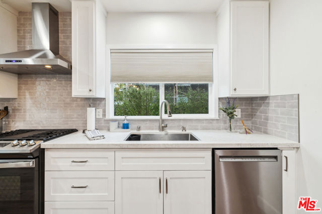 821 S Cloverdale Avenue, Los Angeles CA: https://media.crmls.org/mediaz/3b5e7c71-fb83-4c20-9de8-bfb1378d3277.jpg
