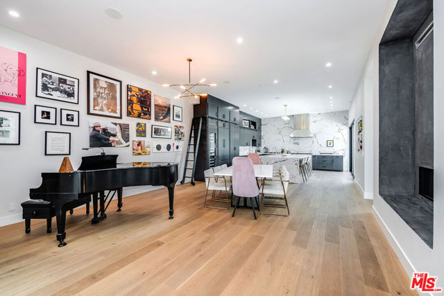 11258 Laurie Drive, Studio City CA: https://media.crmls.org/mediaz/3b5e957c-a952-4d95-a824-e5823e96e6f2.jpg