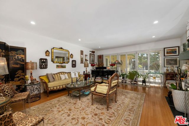 5550 W 63rd Street, Los Angeles CA: https://media.crmls.org/mediaz/3b5f3328-aea1-4639-8278-31a5b0065aac.jpg