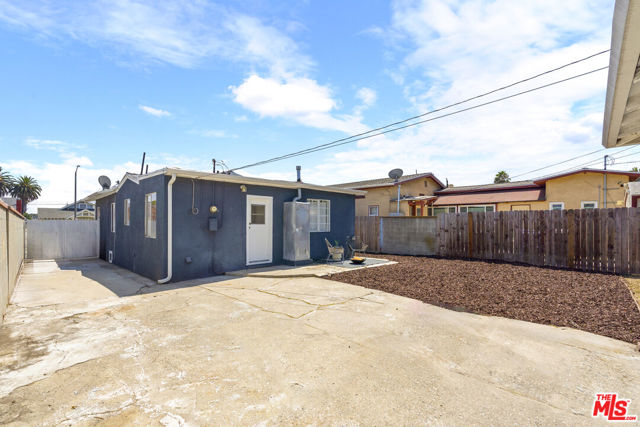 6043 Madden Avenue, Los Angeles CA: https://media.crmls.org/mediaz/3b5f5841-f63c-4228-8154-530c7605ea95.jpg