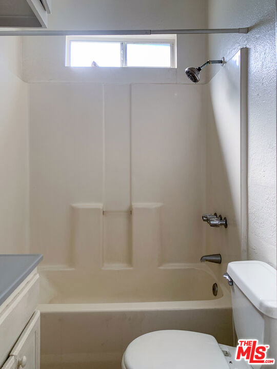 https://media.crmls.org/mediaz/3b60e42a-0df2-4ab3-b412-013dfbc7adfe.jpg?preset=X-Large