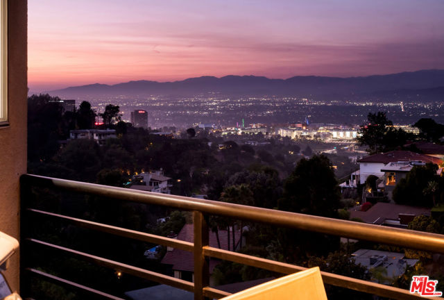7265 Caverna Drive, Los Angeles CA: https://media.crmls.org/mediaz/3b61c00a-fe53-41de-a3bd-90970310e6bc.jpg