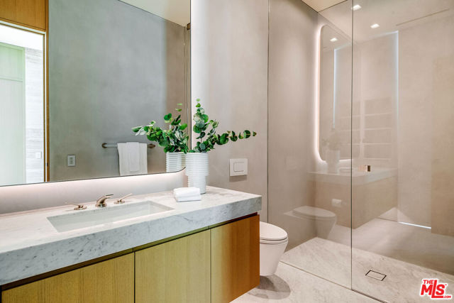 9016 Thrasher Avenue, Los Angeles CA: https://media.crmls.org/mediaz/3b64f28e-c18b-4da3-ad43-28b4a6208202.jpg