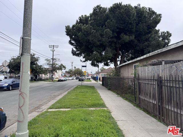 858 W 88th Street, Los Angeles CA: https://media.crmls.org/mediaz/3b6502ba-e3b5-432f-8851-df3ac3ff3e3d.jpg