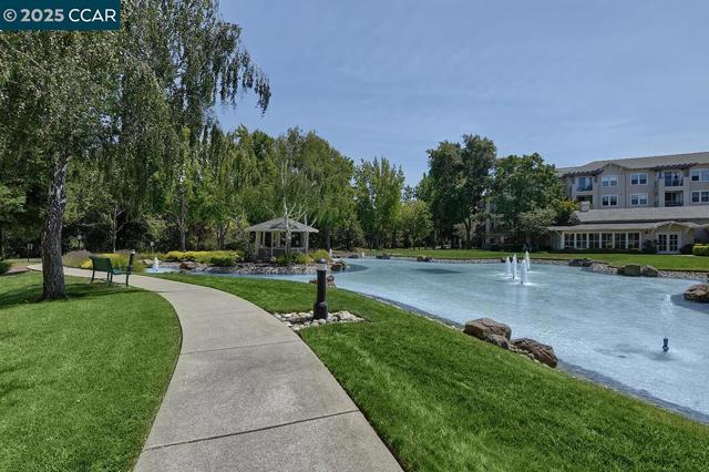 1840 Tice Creek Dr, Walnut Creek CA: https://media.crmls.org/mediaz/3b657d56-853b-4b35-8b5d-30e42a79b456.jpg