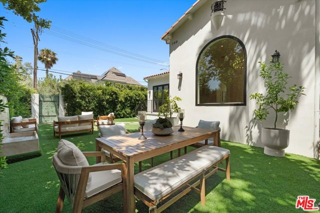 100 S La Jolla Avenue, Los Angeles CA: https://media.crmls.org/mediaz/3b667b3e-d21a-488b-b33a-6dde5f342a73.jpg