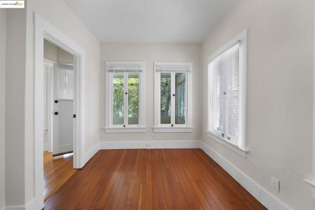 271 38Th St, Oakland CA: https://media.crmls.org/mediaz/3b66e542-d94d-4df1-9e0a-f294869334d8.jpg